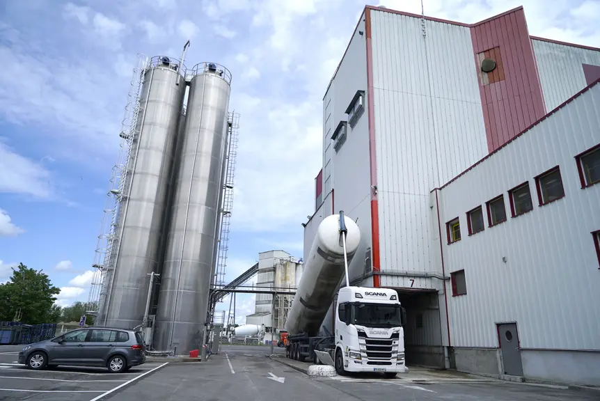 Sur le site d'Arques, 30 camions déchargent chaque jour de la farine pour la fabrication des ingrédients sur les lignes de l'usine.