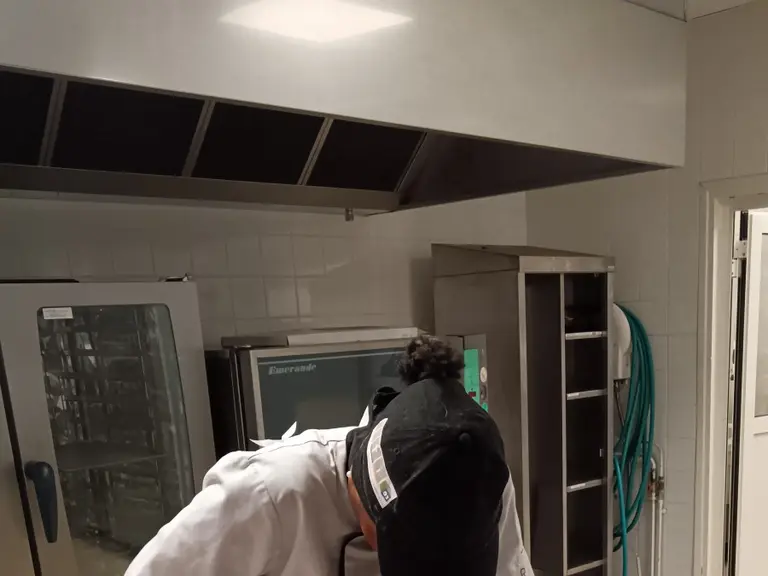 Une jeune cuisinière coupe un butternut