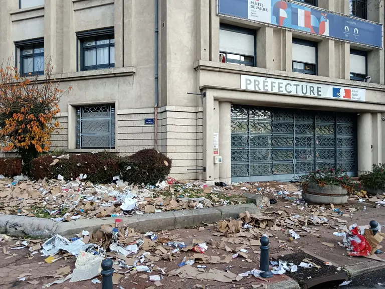 Des tas de papiers ont été déversés devant la préfecture de l'Allier.