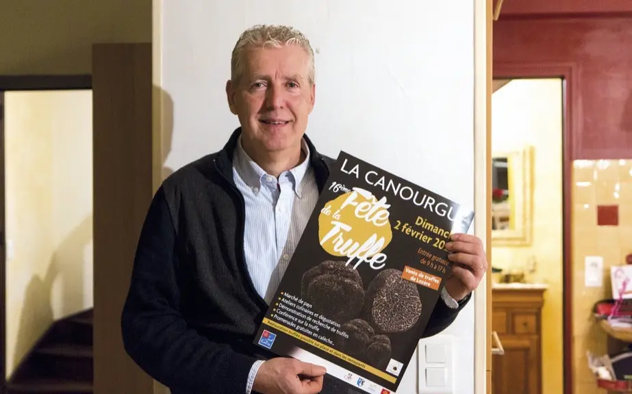 Didier Perségol présente l'affiche de la 16e édition de la fête de la truffe de la Canourgue