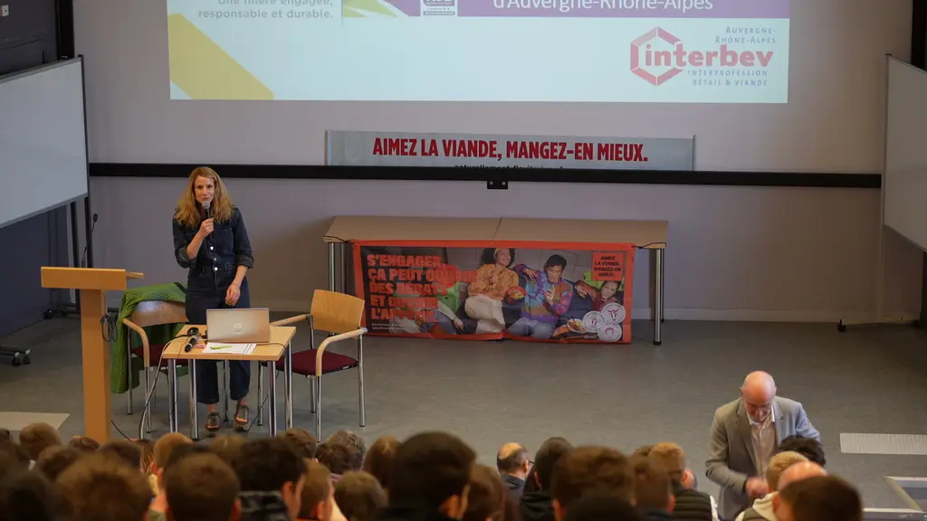 Carole Cheneau au micro pour la présentation du Concours Vidéo des lycées agricoles.