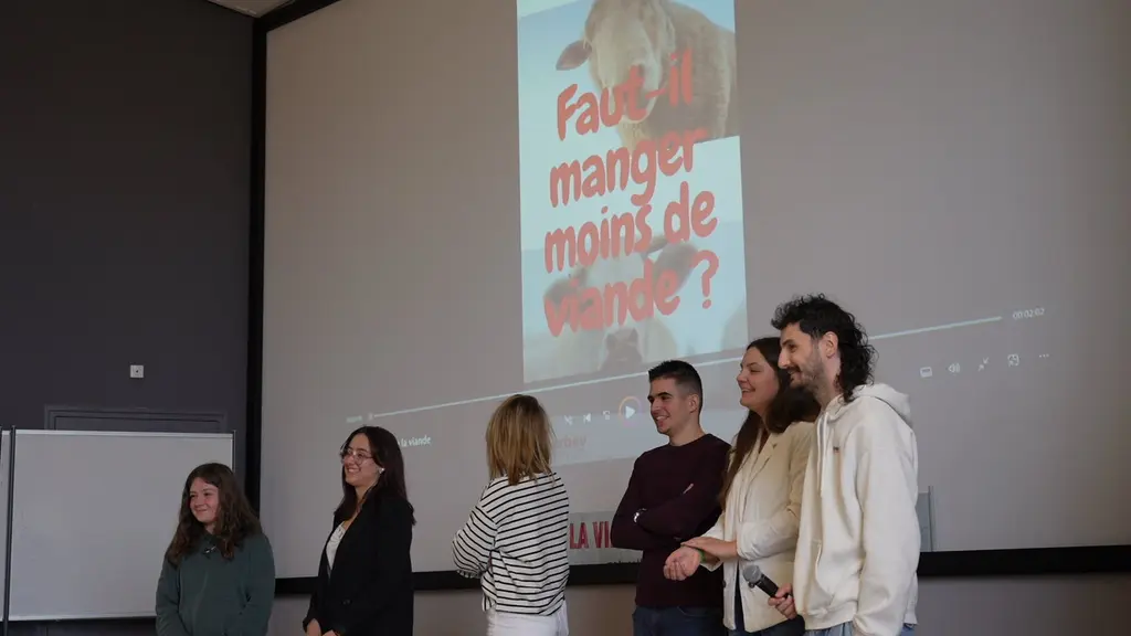 Groupe d'étudiants sur scène répondant aux questions du jury.