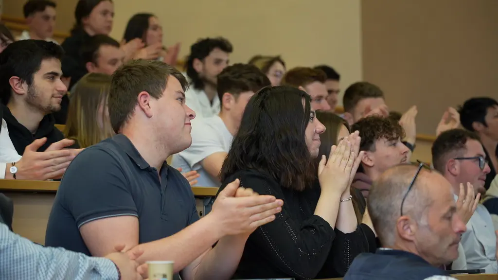 Élèves applaudissants.