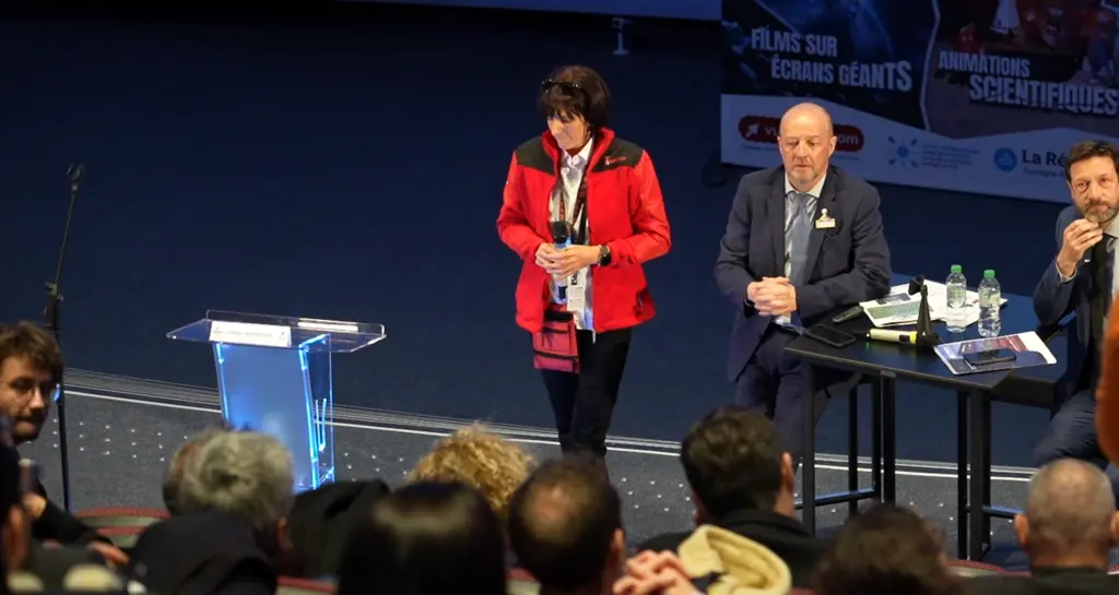 Sophie Rognon, Frédéric Bonnichon et Fabrice Pannekoucke lors de la conférence de presse dans la salle de projection à l'ouverture du parc Vulcania.