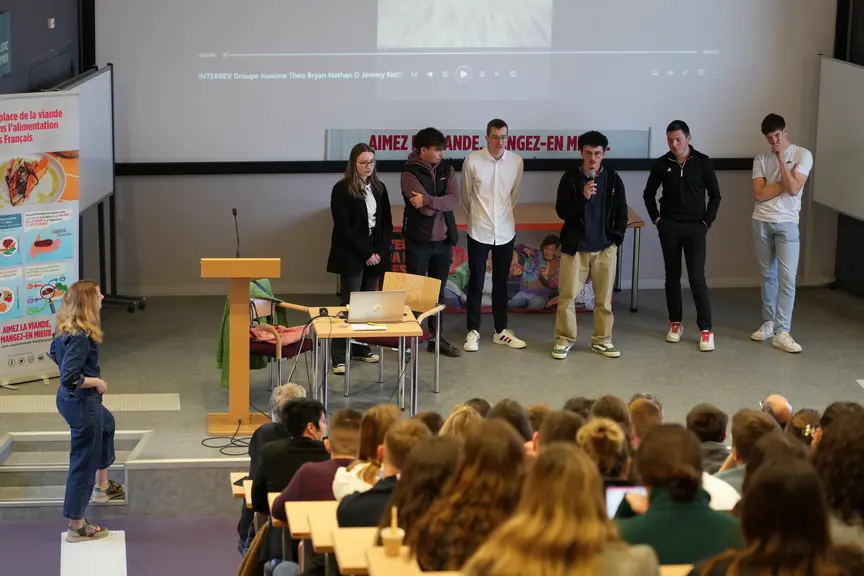Un groupe d'étudiants sur la scène de l'amphitéâtre de VetAgroSup à l'occasion du Concours Vidéo des lycées agricoles organisé par Interbev.