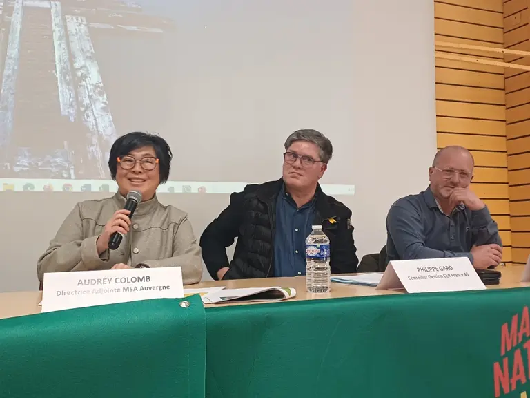 Une table ronde sur les cotisations sociales agricoles.