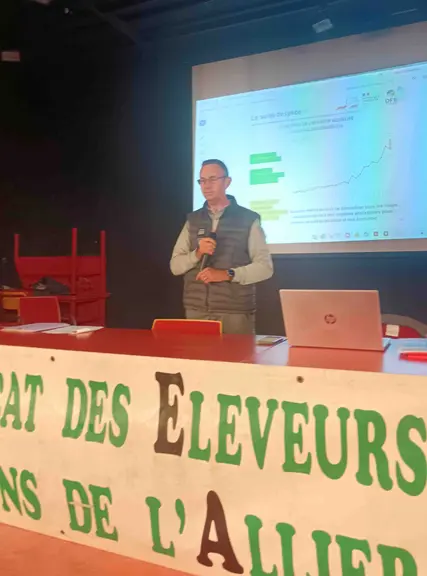un homme debout devant un tableau