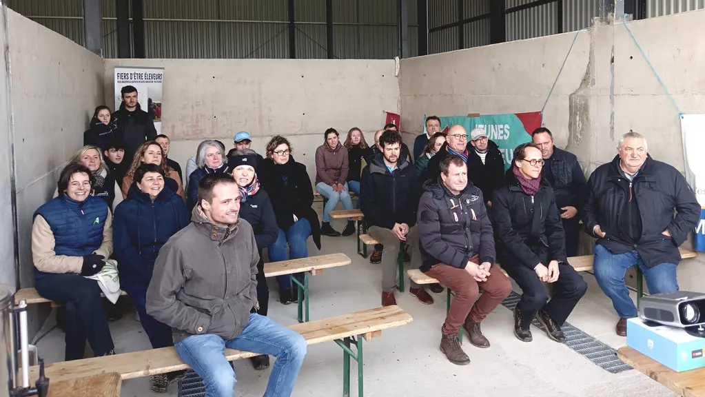 un groupe de personnes assis sur bancs