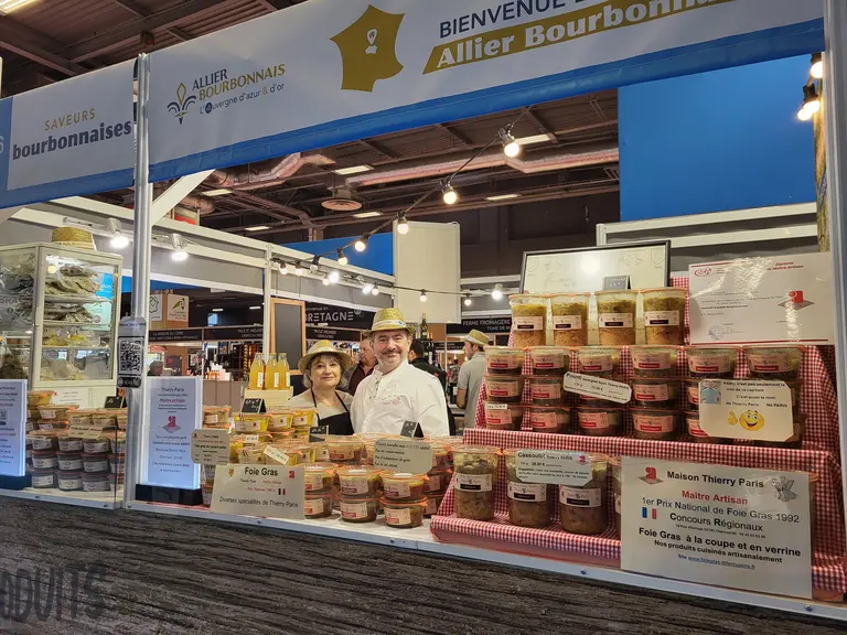 un couple derrière son stand de produits régionaux