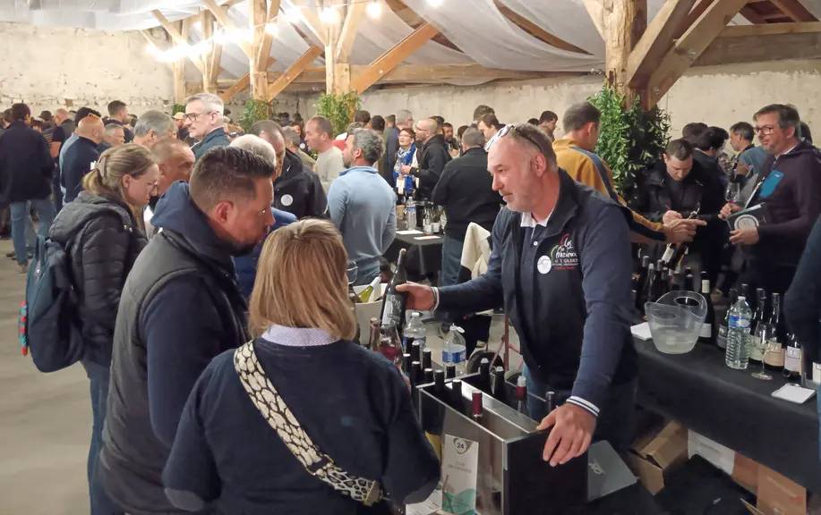 la foule a une dégustation de vin