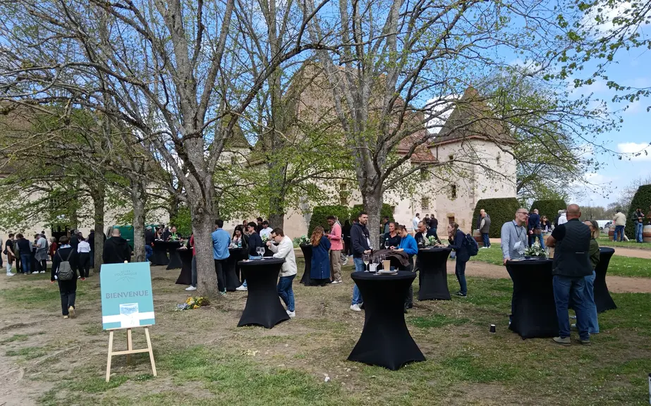 présentation des vins dans la cour du château
