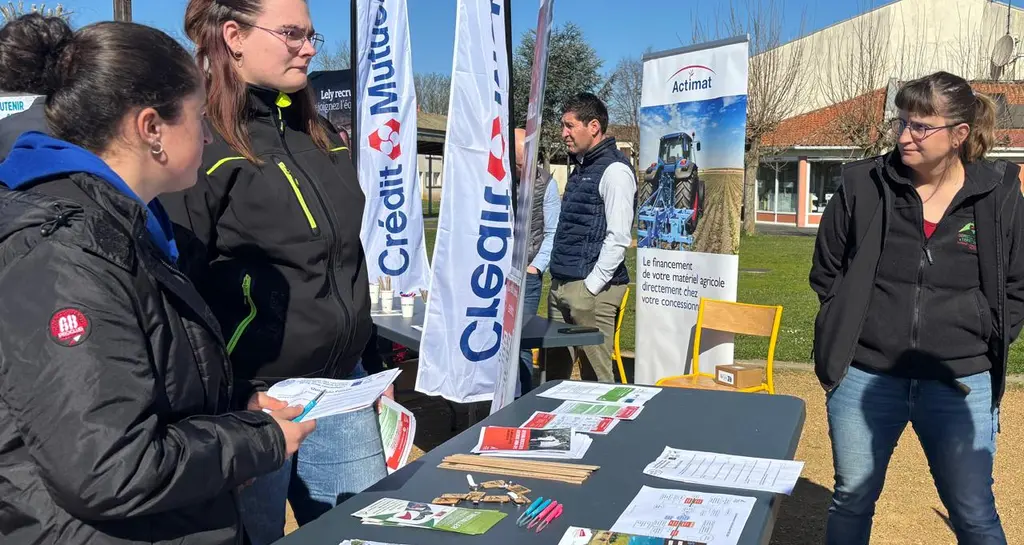 Les jeunes échangent avec les professionnels de l'interprofession sur leur stand en extérieur.
