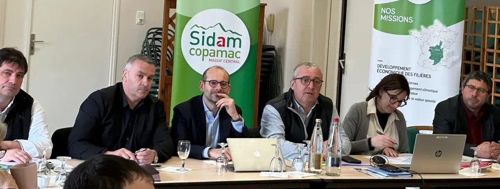 personnes assises en tribune dans une salle