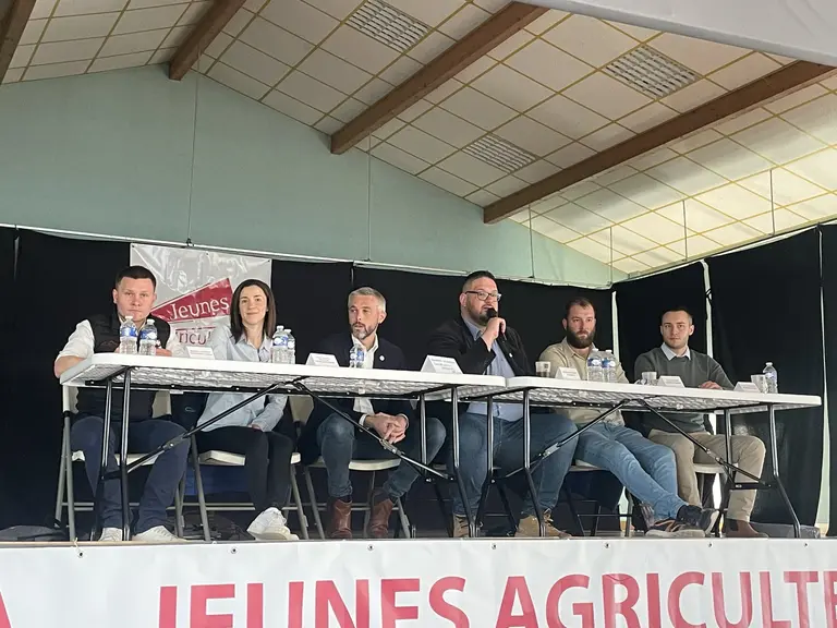 Membres du bureau des Jeunes Agriculteurs AURA présents à l'assemblée générale. Jocelyn Dubost, président des JA Auvergne Rhône-Alpes au centre.