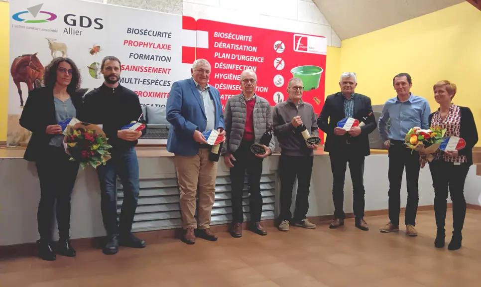 8 personnes debout posent avec leur récompense