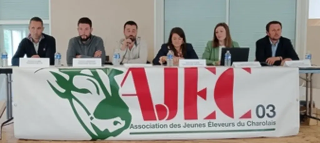 six personnes assises à une estrade