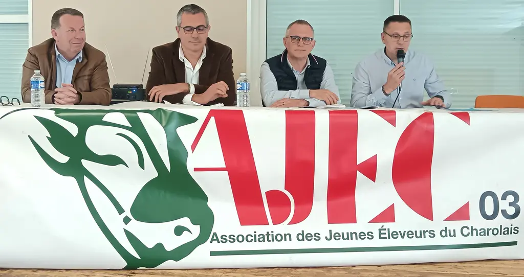 4 personnes assises à une estrade