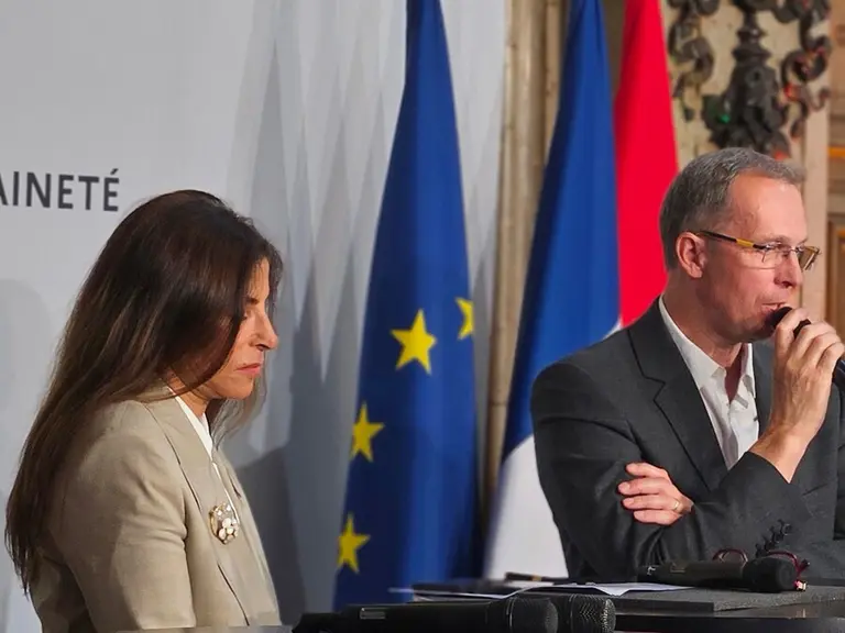 Benoît Delaloy (au micro), commissaire général du Sommet a présenté les temps forts de l'édition 2025 en compagnie de Samira Sitaïl, ambassadrice de s
