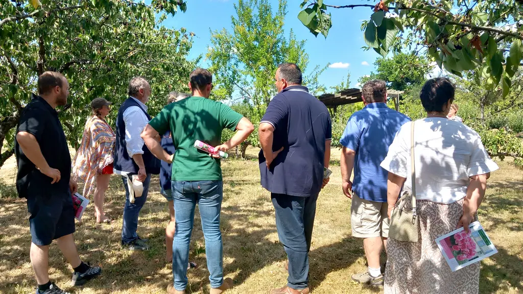 Un groupe de personnes visitent une exploitation agricole renommée pour son activité horticole