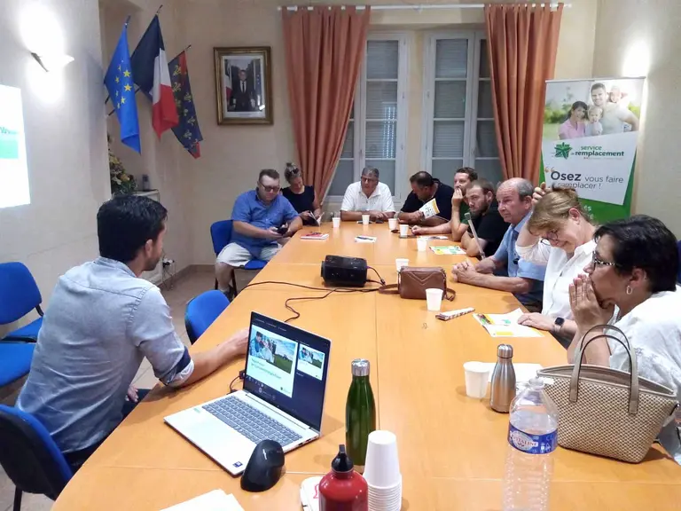 un groupe de personnes réunies autour d'une table