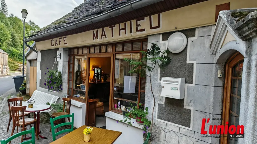 façade d'un bistrot marqué "Café Mathieu". 