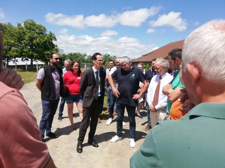 le préfet de l'allier et une délégation officielle en visite sur une ferme touchée par les orages