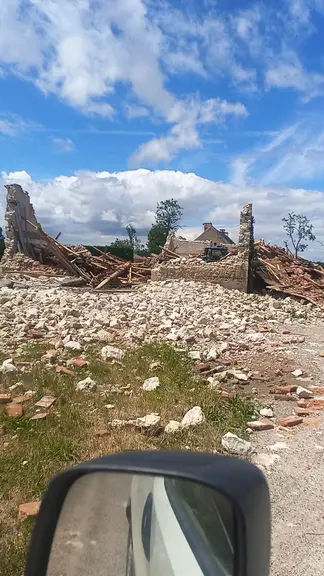 grange en pierre écroulée