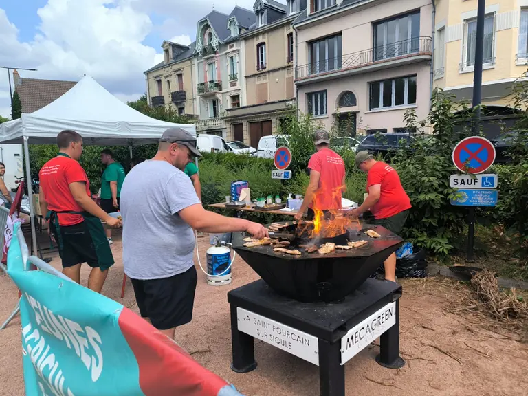les JA 03 en pleine préparation du Barbecue bourbonnais