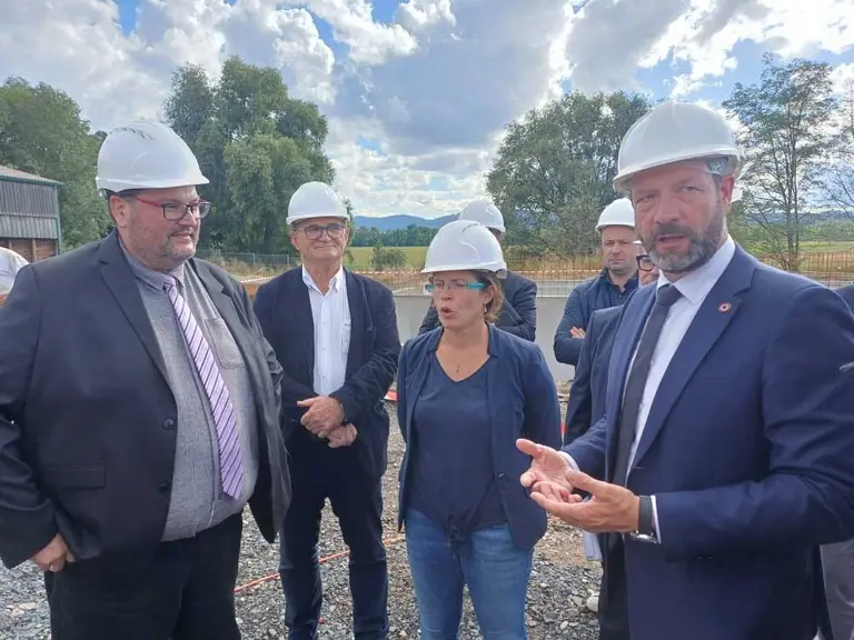Le directeur de l'EPLEFPA Jean-François Besson, le maire de Brioude, Jean-Luc Vachelard et la directrice de l'exploitation, Candice Ferreira avec F. P