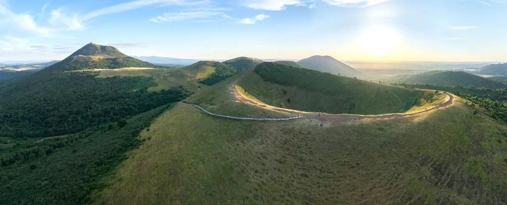 Les volcans de type «	strombolien	», comme ici le puy de Pariou, sont les plus fréquents dans la chaîne des Puys.