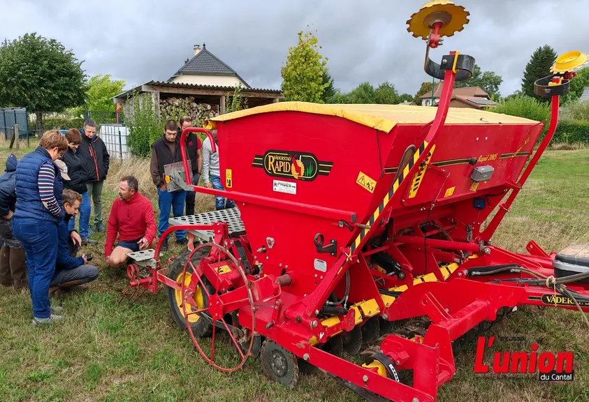Groupe d'agriculteur autour d'un semoir
