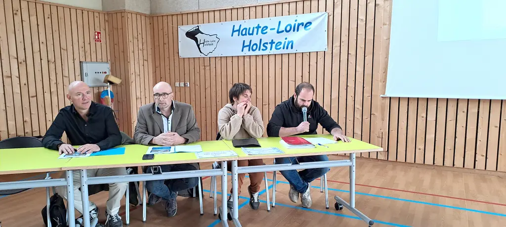Patrice Mounier et Jean-Julien Deygas, respectivement directeur et président de Haute-Loire Conseil Elevage, aux côtés des responsables de Haute-Loire