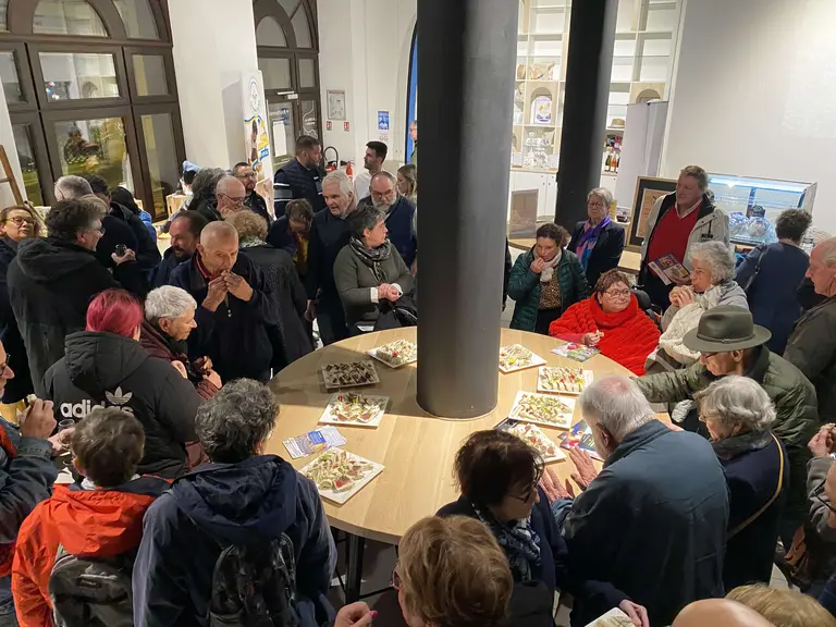 dégustation d'amuse-bouches à base de Poulet du Bourbonnais