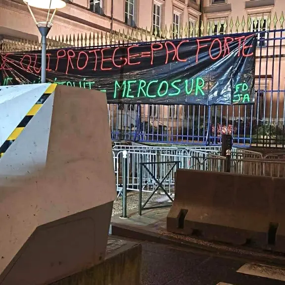 Les agriculteurs ont mis l’état sous surveillance en installant un radar mobile  devant les grilles de la Préfecture de Haute-Loire.