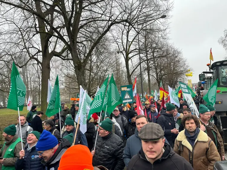 Plus de 5 000 agriculteurs européens ont défilé dans le calme mais avec détermination des les rues de la ville où siège le Parlement Européen.