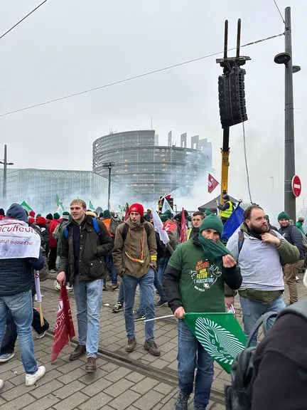 Tout au long de la journée, les agriculteurs ont manifesté dans le calme, sans dégradation ni heurt avec les forces de l'ordre. Pourtant des gaz lacry