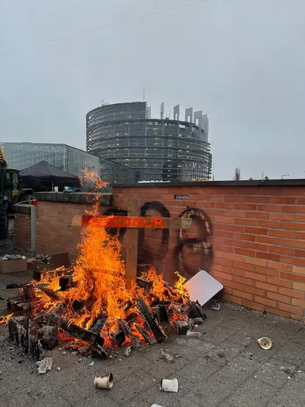 Ce feu face au Parlement Européen aura été le seul de la journée, les organisateurs voulant un rassemblement calme et sans détérioration.