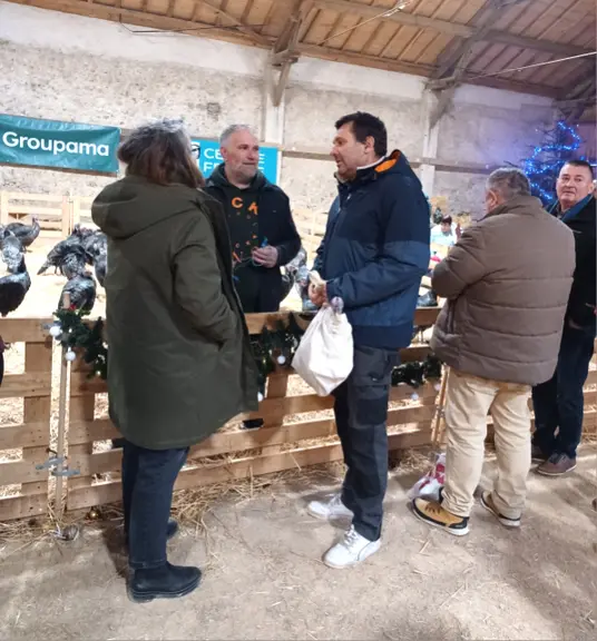 Christophe Marodon, agriculteur à Saint-Pourçain-sur-Sioule, élève 600 dindes à l’année.