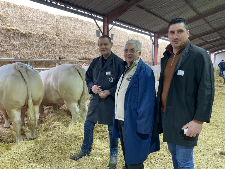 De g. à d. : Georges Guillemet, éleveur à Beaulon, Jacques-Henri Thomas, boucher à la retraite en région parisienne, Vincent Génin, agriculteur à Bouc
