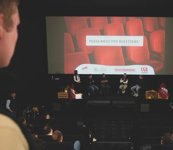 Vue sur la scène dans une salle de cinéma, lors de "Rabibochons", la série documentaire pour découvrir le monde agricole au cinéma CGR Clermont Val Ar