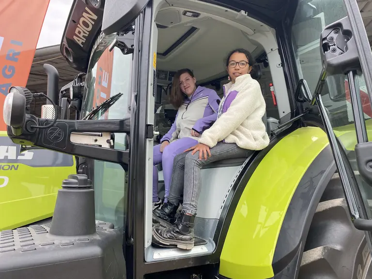 Collégiennes dans un tracteur