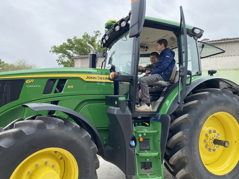 collégiens dans un tracteur