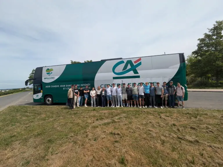groupe d'élèves devant un bus