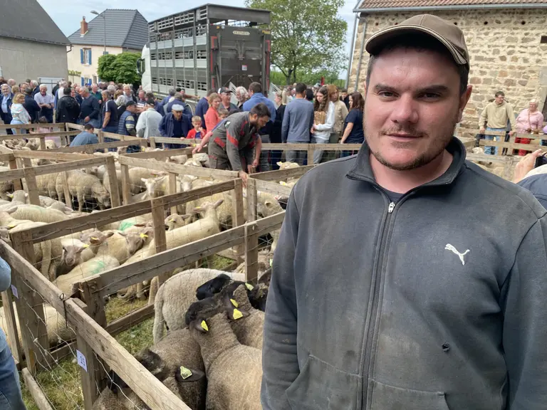 Quentin Barrier, éleveur en polyculture élevage à Saint-Denis-Combarzanat, dans le Puy-de-Dôme