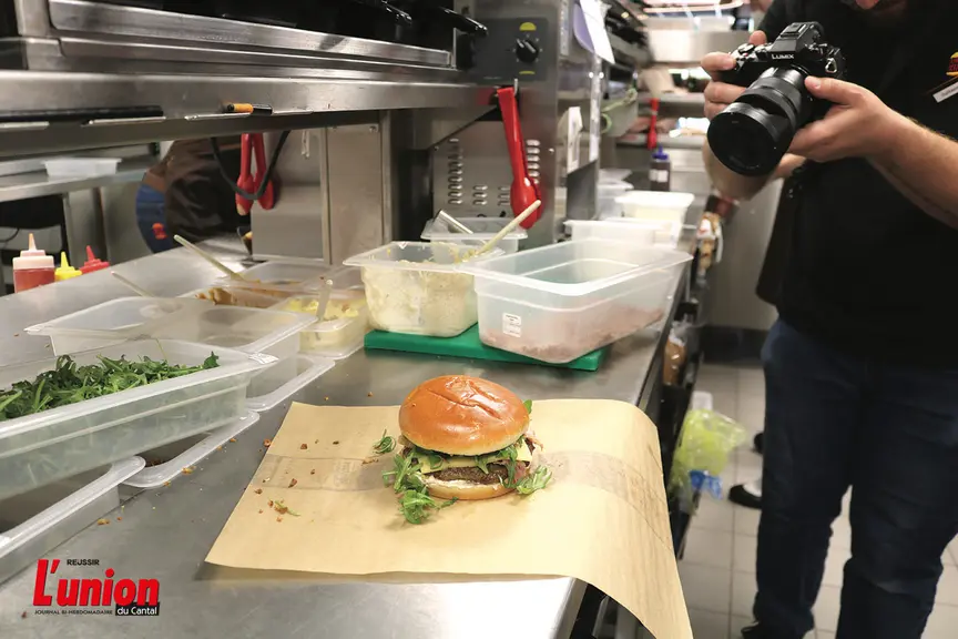 Un hamburger au fromage.