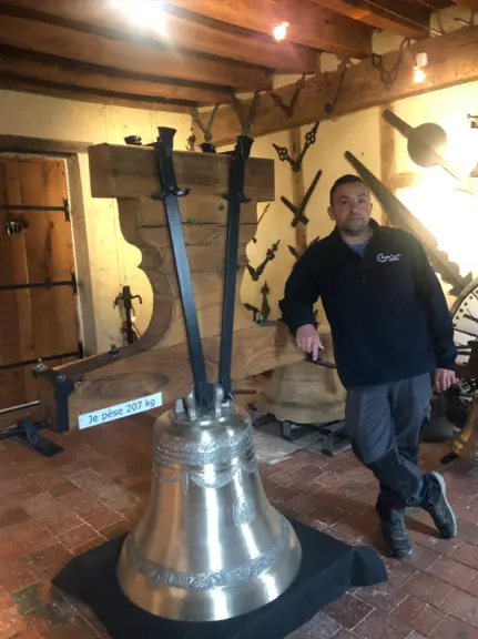 Bastien Dard auprès d'une cloche de 207 kg coulée en public à Chemilly en juin 2023.
