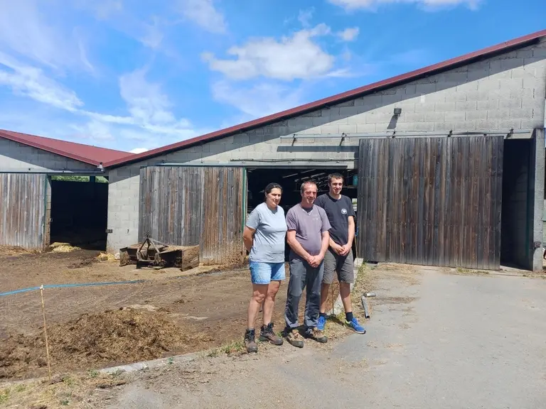Alice, Daniel et Florent se lancent dans des travaux pour bénéficier de meilleures conditions de travail.