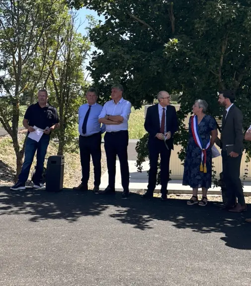 Inauguration du site de méthanisation de Sainte-Florine en présence de personnalités locales et régionales.
De gauche à droite : Xavier Lèbre (agriculteur, porteur du projet), Christophe Fournier (vice-président de la Région Auvergne-Rhône-Alpes, délégué à l’environnement et à l’écologie positive), Jean-Pierre Vigier (député de la Haute-Loire), Yvan Cordier (préfet de Haute-Loire), Josiane Coste (maire de Sainte-Florine) et Mathias Régnier (sous-préfet de l’arrondissement de Bri...