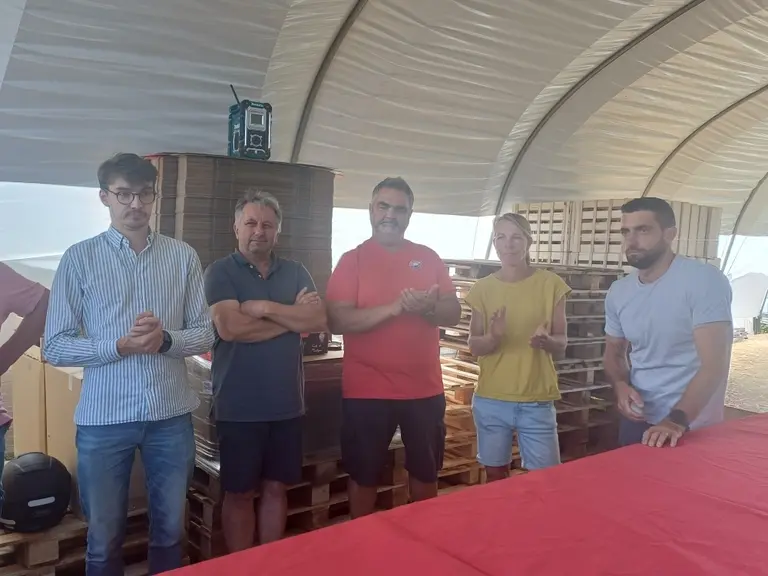 Le maire d'Yssingeaux, Arthur Liogier, s'est montré très heureux de compter un nouveau producteurs de fruits rouges sur sa commune. Ici en compagnie des responsables du GIE et d'Alexandre Clémenson.