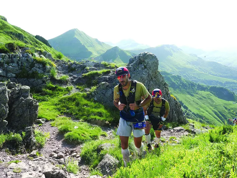 Deux personnes marches dans les montagnes cantaliennes